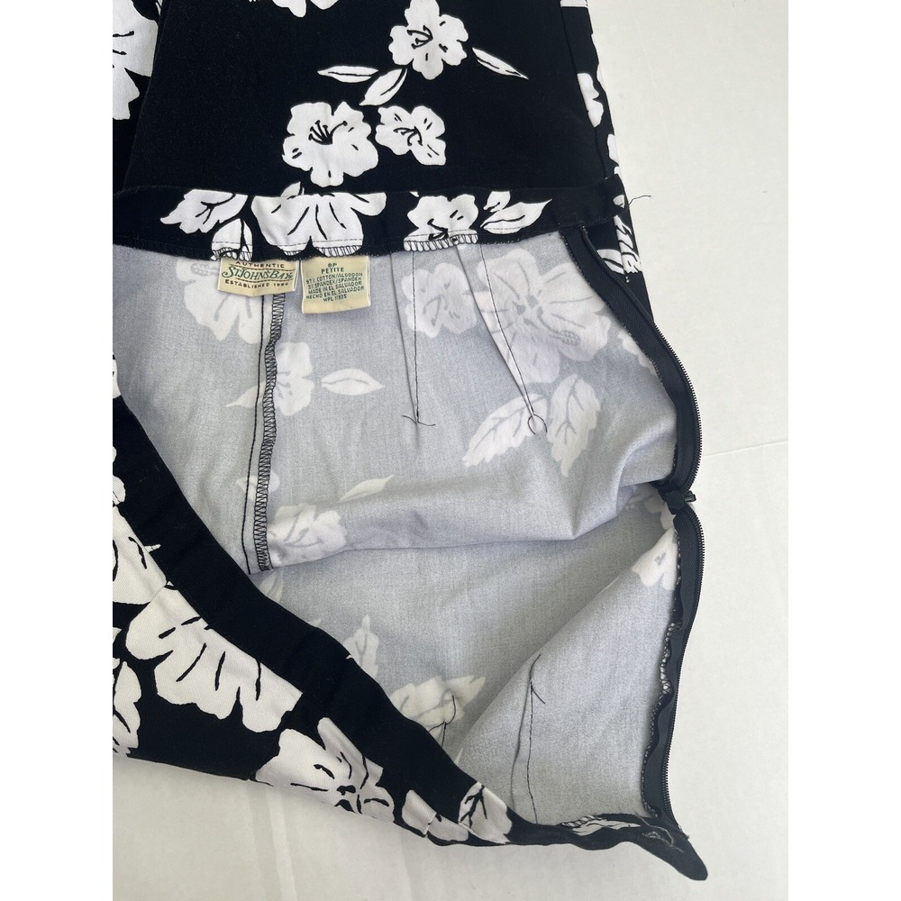 St Johns Bay Capri Pants‎ Women's Size 8 Petite Black Floral Mid Rise Pockets